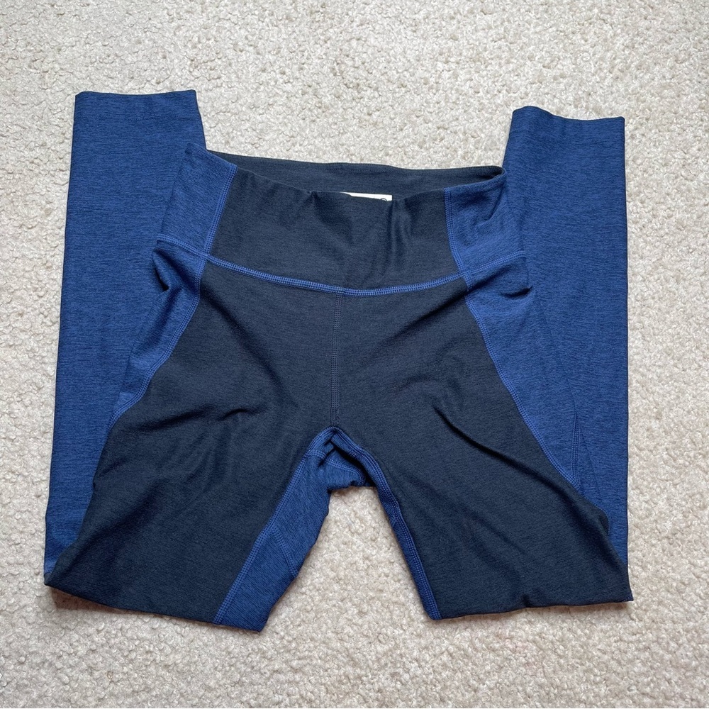OUTDOOR VOICES WARMUP 3/4 TWO-TONE LEGGINGS IN BLACK & NAVY BLUE - Picture 2 of 5